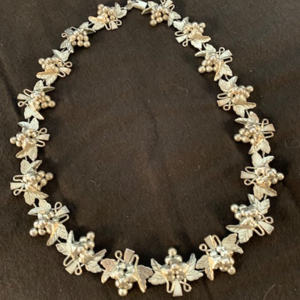 Sterling Silver necklace w/detail